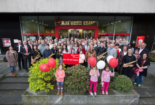 Zahlreiche Vereinsvertreter aus Morsbach, Reichshof und Waldbröl kamen zu der Spendenübergabe der Kreissparkasse Köln in der Regional-Filiale Waldbröl der Kreissparkasse Köln, darunter auch Nachwuchsmusiker der Musikschule Waldbröl und des Kinderchors der Bürgergemeinschaft „Wir Eichen“ (Foto: Kreissparkasse Köln).