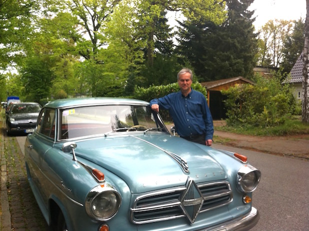 Prof. Dr. Klaus M. Peters und sein Oldtimer, ein Borgward Isabella von 1958 (Foto: Dr. Becker Klinikgesellschaft mbH & Co. KG).