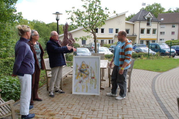 Hospizpflegerin Tanja Gehle, Künstler Rolf Schanko, seine Frau Bettina Steffan und Hospizpfleger Marc Fricke-Wendeler (von links) - Foto: Johanniter-Unfall-Hilfe e.V.