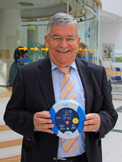 "Eine effektive Maßnahme zur Wiederbelebung", sagt Landrat Hagen Jobi. Im Kreishaus ist der Defibrillator an der Infothek im Foyer positioniert (Foto: OBK).