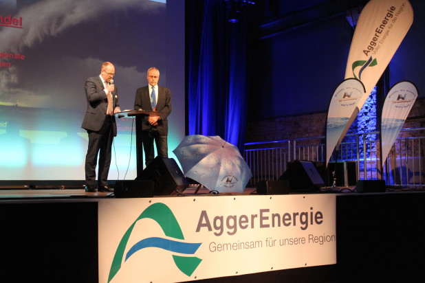 Dr. Lothar Scheuer (links) und Frank Röttger während ihrer Begrüßung in der Halle32 in Gummersbach.