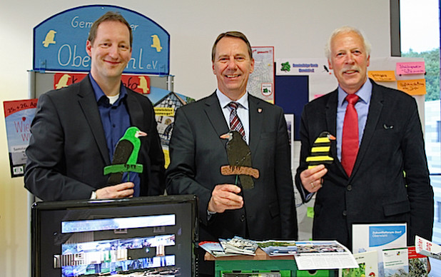 Am Infostand Oberwiehl gab es "Glückskrähen" für Dr. Frank Bröckling (planinvent Münster), Kreisdirektor Jochen Hagt und Dr. Lutz Wetzlar (Altenberge) - Foto: OBK.