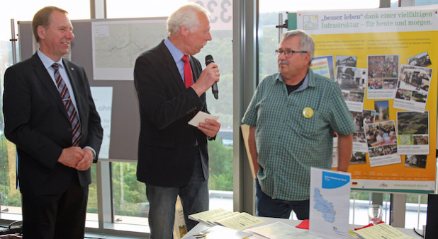 Wolfgang Ballert (r.) von der Dorfgemeinschaft Wipperfürth- Thier präsentierte u.a. die Erfolge seines Siegerdorfes beim Bundeswettbewerb "Unser Dorf hat Zukunft" (Foto: OBK).