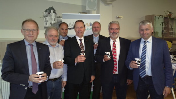 Die Podiumsmitglieder Georg Wulf (Vorstand des Wupperverbandes, v.l.), Heinrich Spitz (Landwirtschaftskammer Lindlar), Bernd Schnippering (Kreislandwirt Oberbergischer Kreis), Jochen Hagt (Kreisdirektor des Oberbergischen Kreises), Michael Gerhard (NABU Oberberg), Bruno Schöler (Landwirtschaftskammer NRW) und Hans Stöcker (Vorsitzender der LV Milch NRW) genießen eine Stärkung mit Buttermilch (Foto: LV Milch)