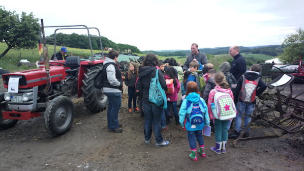 Landwirtschaft zum Anfassen auf dem Hof der Familie Demmer in Waldbröl (Foto: LV Milch)