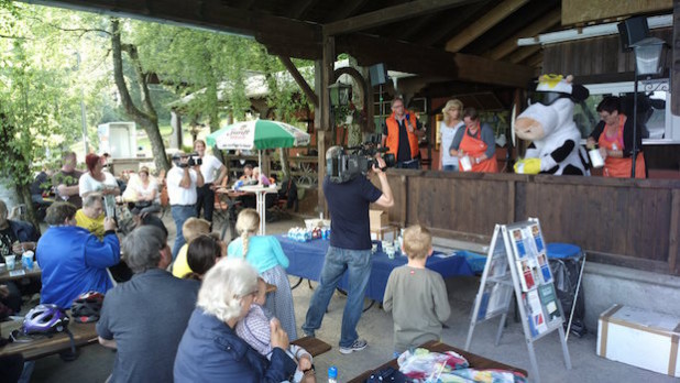 Lotte trifft im Handsahneschlagen-Wettbewerb auf mutige Herausforderer (Foto: LV Milch NRW)