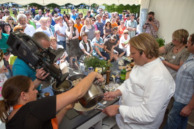 Björn Freitag kocht mit Heike Bartsch vom LVR-Freilichtmuseum Lindlar und Udo Dainghaus, aktiver Milcherzeuger aus dem Oberbergischen (Foto: LV Milch NRW)