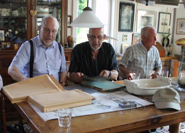 Der BGV-Vorsitzende Dr. Alexander Rothkopf (li) stöbert mit anderen Mitgliedern in alten Schulunterlagen - Foto: BGV-Oberberg