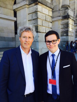 Klaus-Peter Flosbach und Tim Ochsenbrücher vor dem Reichstag (Foto: Privat).