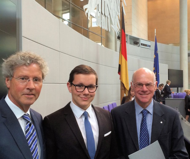 Klaus-Peter Flosbach und Tim Ochsenbrücher mit Bundestagspräsident Dr. Norbert Lammert (Foto: Privat).