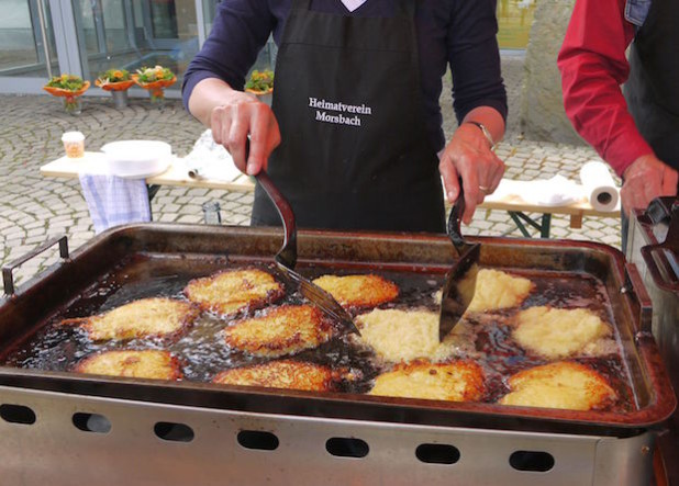 Am 7. Juni findet auf dem Rathausplatz wieder das Flöötscherfest statt. Dann gibt es wieder leckere Pfannengerichte rund um die Kartoffel (Archivfoto: Heimatverein Morsbach).