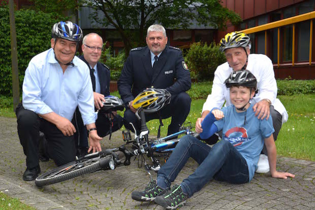 Hagen Jobi, Joachim Höller, Jürgen Poschner, Dr. Walter Schäfer und Maximilian Altz werben für den Fahrradhelm - Foto: Klinikum Oberberg GmbH