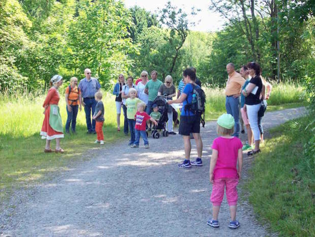 Märcherzählerin mit junger Assistentin (Foto: Carmen Drees)