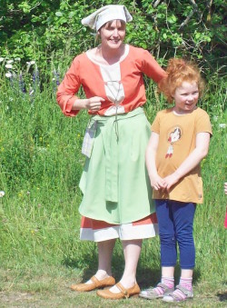 Die Märcherzählerin mit junger Assistentin (Foto: Carmen Drees)