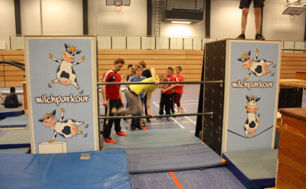 SchülerInnen der Konrad-Adenauer-Hauptschule jumpten durch den Milchparkour. Bildnachweis: LV Milch