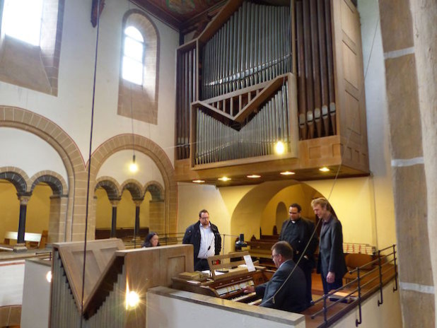 Pfingsten erläuterte Pfarrer Tobias Zöller Interessierten die defekte Orgel in der Morsbacher Basilika. Nun soll eine Spendenaktion für eine neue Orgel ins Leben gerufen werden - Foto: C. Buchen.