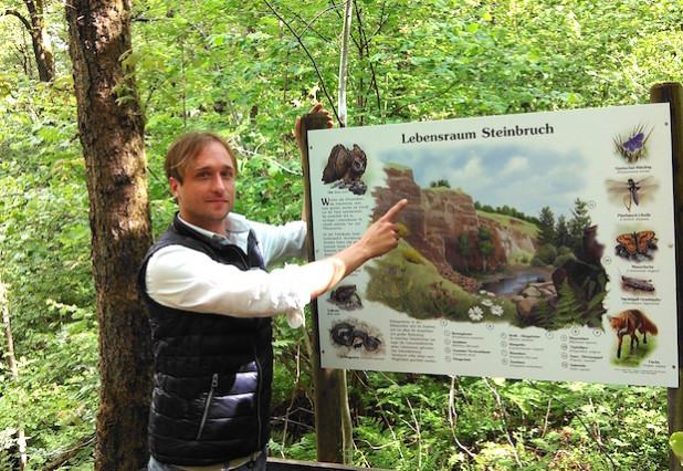 Stephan Halbach vor der neuen Infotafel - Foto: Gemeinde Lindlar