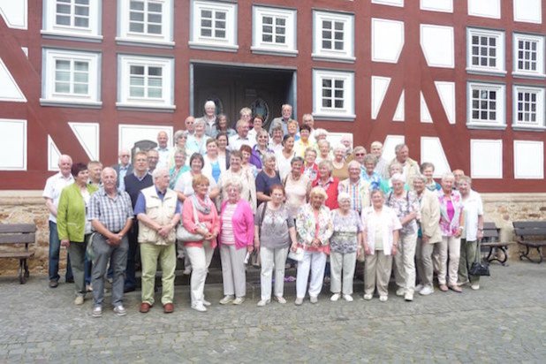 Die Reisegruppe vor dem Rathaus in Melsungen (Foto: Heimatverein 'Feste Neustadt' e.V.)