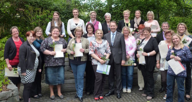 Die neuen Tagespflegepersonen bei der Zertifikatsverleihung mit Jochen Hagt (vorne, Mitte), Thomas Dörmbach (vorne, 4.v.r.) und Gabriele Ochel-Mascher (hinten, 4.v.l.) - Foto: Tagesmütternetz Oberberg e.V.