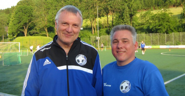 Klaus Füchtey (li.) beerbt Torsten Jäger - Foto: FC Wiedenest-Othetal