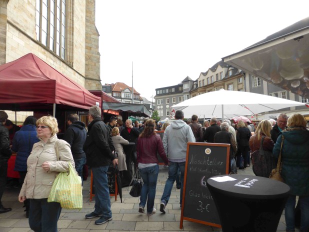 Attraktive Händler, interessierte Besucher: ein Bild vom Markt am Dom in Gelsenkirchen, der dem Wipperfürther Feierabendmarkt als Vorbild dient - Foto: ZVW Event & Marketing