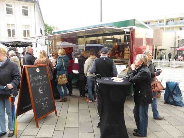 Das Charakteristische am Feierabendmarkt: Außergewöhnliche Speisen und Getränke werden frisch zubereitet und direkt vor Ort verzehrt - Foto: ZVW Event & Marketing