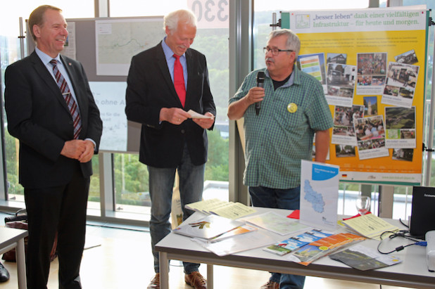 Kreisdirektor Jochen Hagt (l.) ermuntert Ortsgemeinschaften die "Zukunftswerkstatt Dorf" für sich zu nutzen, hier mit Dr. Lutz Wetzlar (Experte für Dorfentwicklung) und Wolfgang Ballert von der Dorfgemeinschaft Wipperfürth-Thier (Foto: OBK).