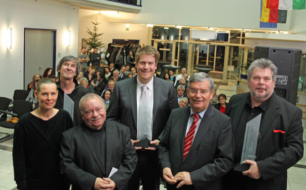 Die Preisträger des Kulturförderpreises 2013 (v.l.n.r.): Ursula Güdelhöfer, Dieter Baum, Ulrich E. Hein, Thomas Schmidt, Landrat Hagen Jobi und Thomas Knura (Foto: OBK).