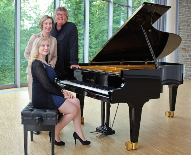 Freuen sich auf besondere Klavierabende im Schloss: die Pianistin Nadia Singer, Museumsdirektorin Dr. Gudrun Sievers-Flägel und Rezitator Lutz Görner (Foto: OBK).
