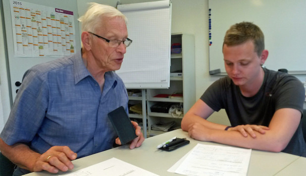 Der Taschenrechner dient nur der Kontrolle. Dietmar Thiele hat mit seinen Schülern stets Kopfrechnen geübt, um Matheaufgaben zu lösen (Foto: OBK).