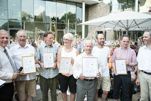 Auch zum 95. Posaunenfest konnten Ehrenurkunden überreicht werden (v.li.): Superintendent Jürgen Knabe, Werner Sträßer, Karl-Ernst Isenburg, Sandra Becker, Eberhard Peitgen, Andreas Form (Bundesposaunenwart CVJM-Westbund), Dr. Markus Müller und Matthias Schnabel (Bundesposaunenwart CVJM-Westbund) - Foto: Kirchenkreis An der Agger.