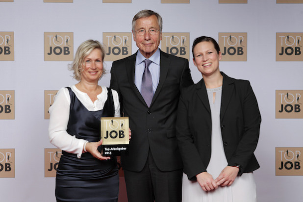 Barbara Höfel (links), Leiterin Personal und Mitglied der Geschäftsleitung bei BPW, und Sabine Pflichtenhöfer (rechts), Leiterin Personalentwicklung bei BPW, nehmen die "TOP JOB"-Auszeichnung von Wolfgang Clement, ehemaliger Bundesminister für Wirtschaft und Arbeit, entgegen (Quelle: KD Busch/compamedia GmbH).