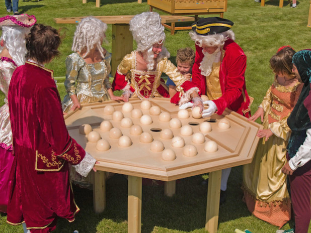 Wer hat Lust, mit dem original Solitärspiel vom Sonnenkönig Ludwig XIV. mit 12 cm großen Spielkugeln zu spielen? (Foto: www.spielerlebniswelten. de)