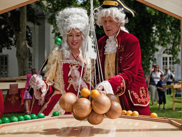 Darsteller in stilechten Kostümen leiten die Gäste an den verschiedenen Spielstationen entlang (Foto: www.spiel-erlebniswelten.de).
