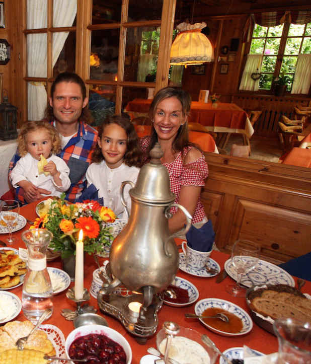 Familie Vormstein und die Bergische Kaffeetafel in der Rengser Mühle - Foto: Café - Hotel - Restaurant ‚Rengser Mühle‘.