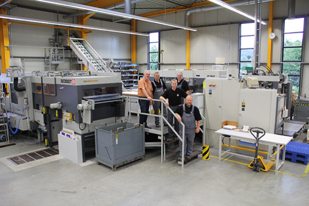 Mitarbeiter der Druckerei an der Stanzmaschine der Gizeh Raucherbedarf GmbH. v.l.n.r.: Klaus Köster, Horst Heinzel, Maik Weber, Winfried Spellerberg, Willfried Schulze. Foto: GIZEH Raucherbedarf GmbH