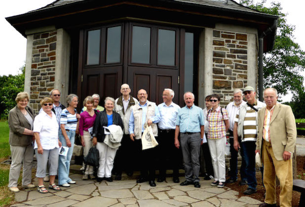 BGV-Mitglieder und Gäste vor der Schöpfungskapelle in Remshagen - Foto: Dr. Anna Rothkopf-Eiter.