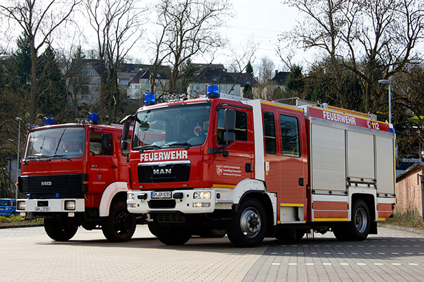 Tanklöschfahrzeug (Bj 1989) links, sowie das neue Hilfeleistungslöschfahrzeug (Bj 2014) rechts. Quelle: Freiwillige Feuerwehr Dieringhausen