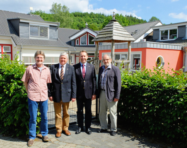 Engagiert für die frühkindliche Förderung: Dr. Wolfgang Wörster, Leiter des Hauses früher Hilfen; Dr. Jorg Nürmberger, Sozialdezernent des Oberbergischen Kreises; Kreisdirektor Jochen Hagt; Klaus Pütz, 1. Vors. des "Vereins zur Förderung und Betreuung behinderter Kinder, Oberbergischer Kreis e.V." (Foto: Haus früher Hilfen, Wiehl).