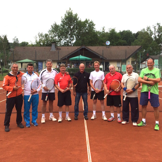 Die Finalpaarungen mit Turnierdirektor Jürgen Anders in der Mitte - Foto: Juppi Steinfort