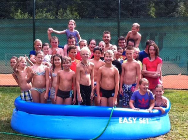 Ein Foto vom letzten Jahr. Bei hochsommerlichen Temperaturen stand der erfrischende Pool natürlich im Mittelpunkt - Quelle: Juppi Steinfort.