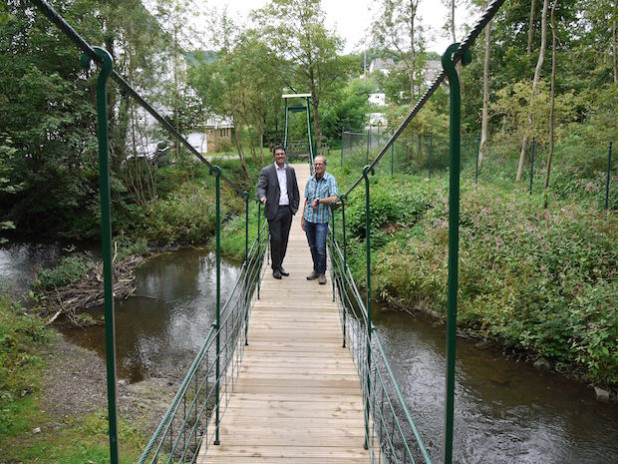 Bürgermeister Jörg Bukowski (l.) und Bauingenieur Detlef Schneider überzeugten sich bei einem Ortstermin, dass die Hängebrücke jetzt nach ihrer Sanierung wieder gefahrlos überquert werden kann - Foto: C. Buchen.