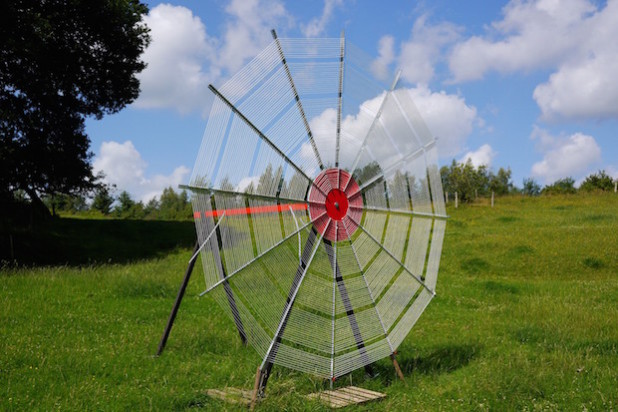 Installation auf einer Weide: Auch Kühe haben's gerne schön - Foto: Karin Vorländer