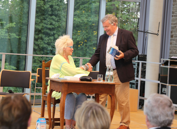 Landrat Hagen Jobi bedankt sich mit zehn Tafeln Schokolade bei Gaby Köster - Foto: Schlaganfall-Initiative/Ising