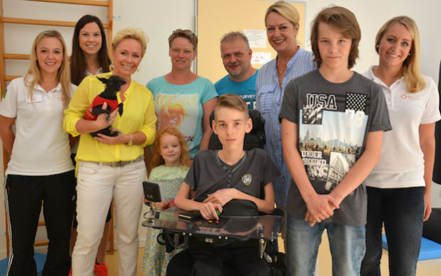 Sandra Owoc, Familie Osenberg und die Physiotherapeuten - Foto: Klinikum Oberberg GmbH