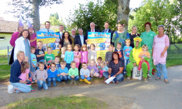 Vorfreude auf den Weltkindertag 2015: Die Kids der Kindertagesstätte "Flohkiste" in Lantenbach freuen sich mit den Organisatoren und Sponsoren auf das große Fest in der Gummersbacher Innenstadt (Foto: Stadt Gummersbach).