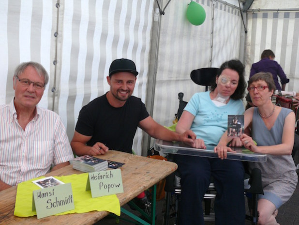 Autogrammstunde mit Handballlegende Hansi Schmidt und Heinrich Popow, Paralympics-Goldmedaillengewinner (Foto: Karin Vorländer).