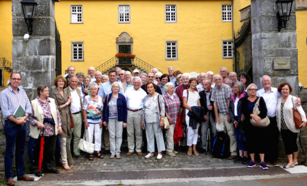 BGV-Besucher vor Schloß Melschede - Quelle: BGV-Bildarchiv