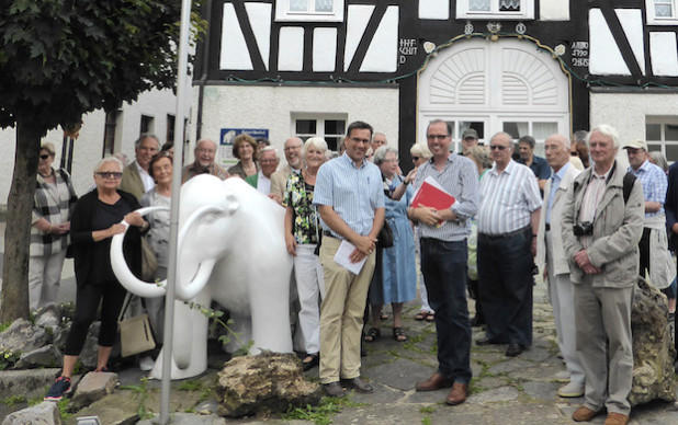 BGV-Besucher mit Mammut vor dem Gerber-Haus in Balve - Quelle: BGV-Bildarchiv 