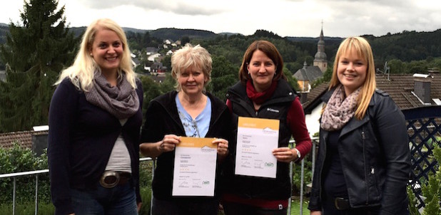 Von links: Katja Wonneberger (Leiterin der Kurverwaltung), Christa Schmargendorf (Ferienwohnung Schmargendorf), Nadja Valperz (Ferienwohnung Valperz), Laura Offergeld (Service und Gästeberatung der Kurverwaltung) - Foto: Kurverwaltung Reichshof